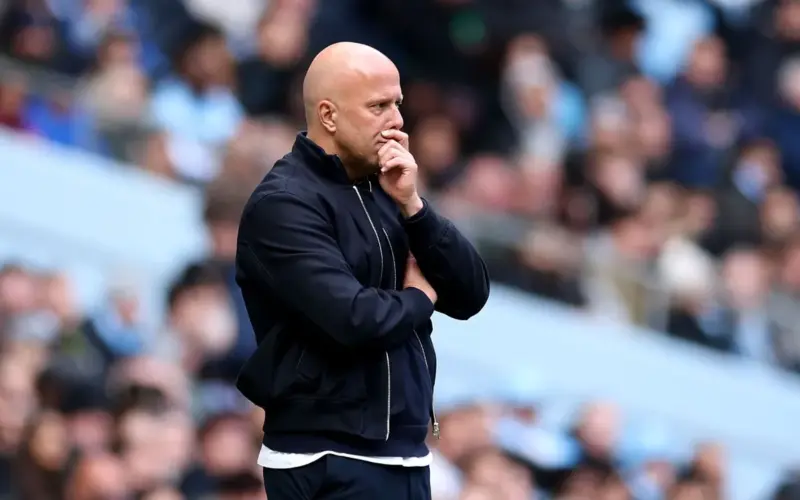 عبارة تختصر الأزمة.. سلوت على بُعد خطوة من الإقالة